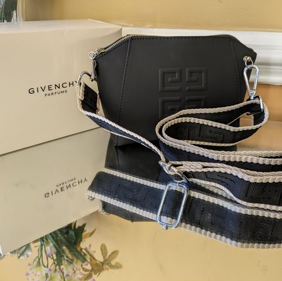 Givenchy pouch - Picture 9 of 16